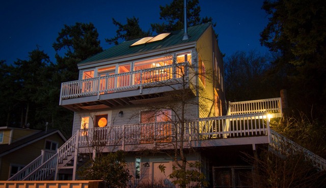 Relaxing beachfront setting to watch wildlife and tides! Kayaks & fun included!
