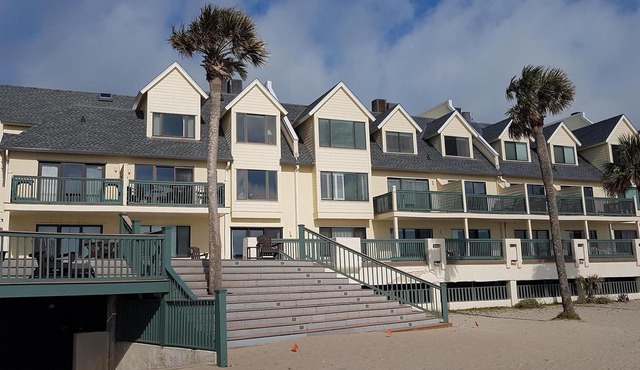 Relaxing beachfront condo