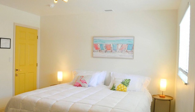 Relaxing bedroom vacation near city/beach/airport