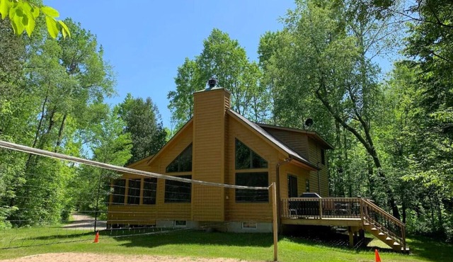 Relaxing Betsie River Cabin by Crystal Mtn 5bd+2ba+Loft+Game Rm+Fire Pit+Kayaks!