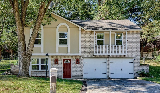 Relaxing Blue Springs Escape 3BR w/Outdoor Space