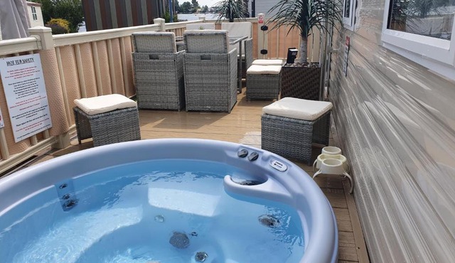 Relaxing Breaks with Hot tub at Tattershal lakes 3 Bedroom