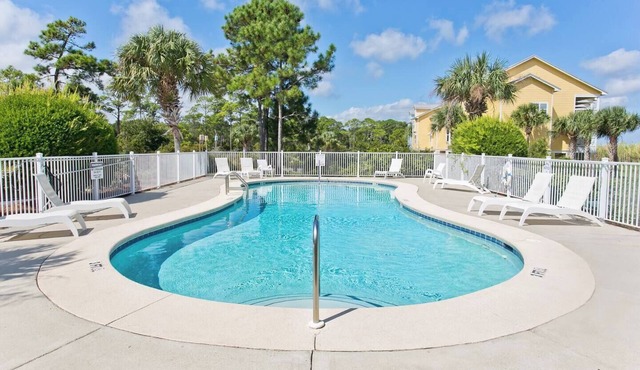 Relaxing Breeze: Great Views, Pool & 2 Kayaks!