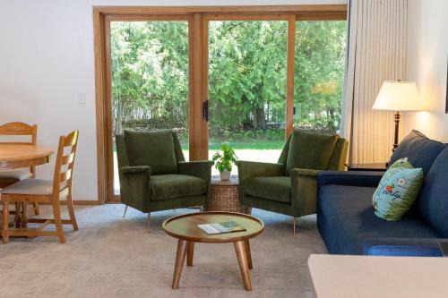 Relaxing Busy Bee C-7 by Simple Life Rentals