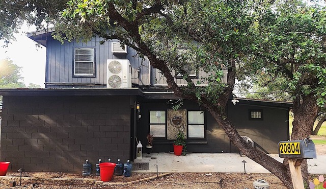 Relaxing cabin, dock accessible just steps away from Lake Travis. Dog friendly!