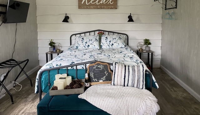 Relaxing Cabin Retreat for 2 on Pond short drive to Fair Haven Beach