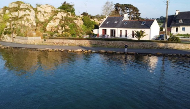 Relaxing, Calm, Breathtaking Sea View 2 m from the water, Small Typical Breton Port