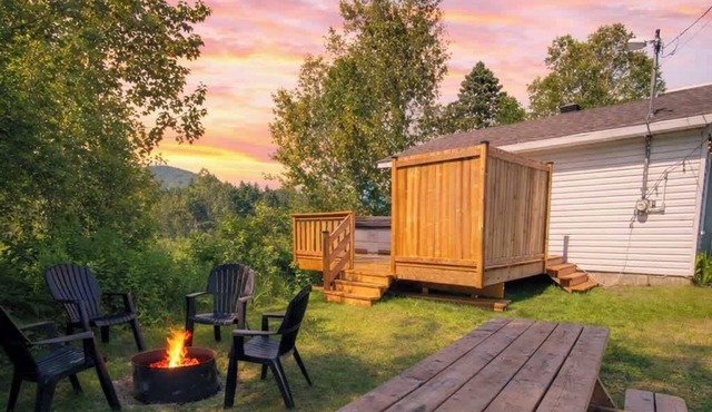 Relaxing Chalet Getaway with Spa, Fireplace & BBQ