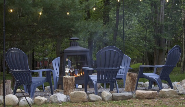 Relaxing Chalet near Lake: Fire Pit & Hot Tub