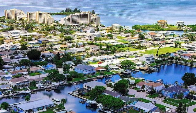 Relaxing Channel home. Minutes to Antiques, Mermaids, Eateries, Marina, Beaches!