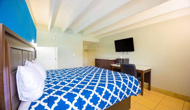 Relaxing Clean Space King Room for Exploring Cocoa Beach – Ideal Couples Retreat