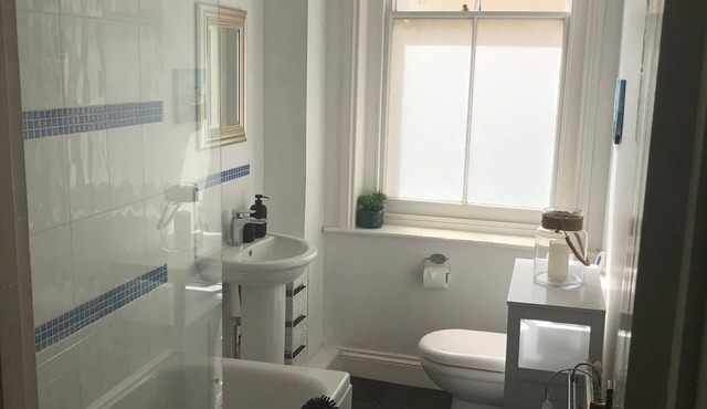 Relaxing coastal escape for 2! 1 min from beach, pier, & restaurants :-).