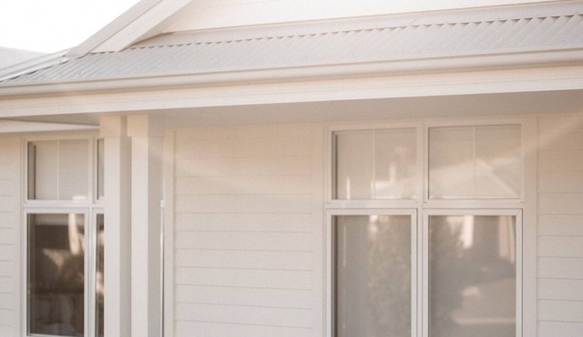 Relaxing coastal getaway w fire pit. A short stroll to the beach and surf.