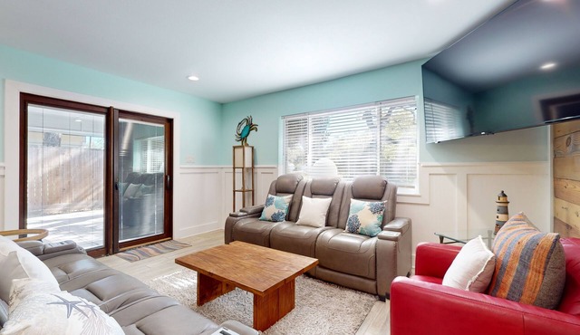 Relaxing coastal home with outdoor gathering area, arcade game - close to water