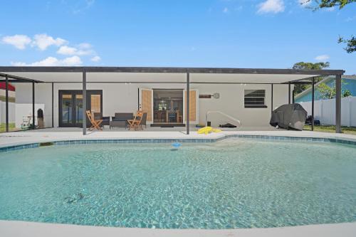 Relaxing Coastal POOL Home 10 min to the Beach Pets stay free