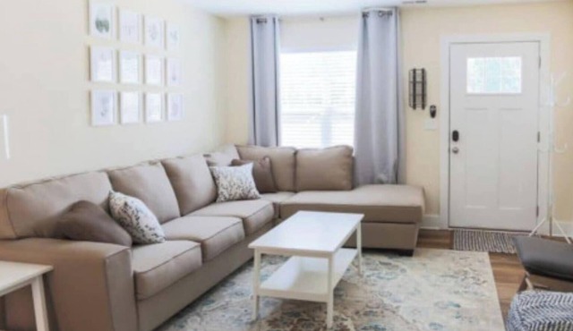 *Relaxing & Comfy 3 Bedroom Home, Easy Access!