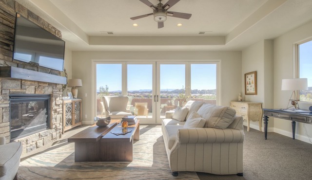Relaxing, Coral Ridge R&R! Pools Across the Street. Overlooking the Fish Pond