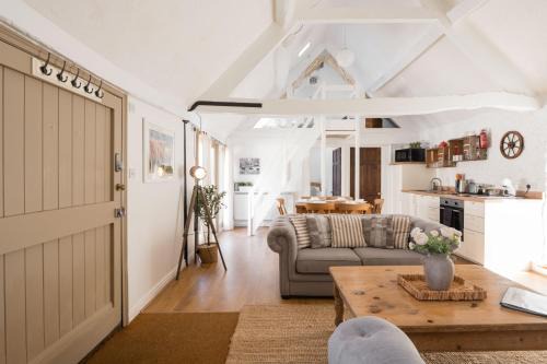 Relaxing Cotswolds Farm Stay - Near Burford - The Parlour