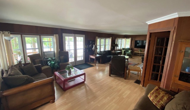 Relaxing cottage along the Trent Severn waterway! Pet-friendly, wifi, amentities