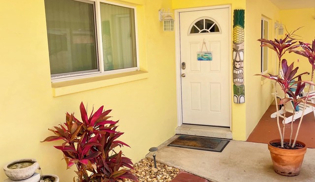 Relaxing Cottage blocks to Downtown, Beach, & River~Kayaks & bikes are provided!