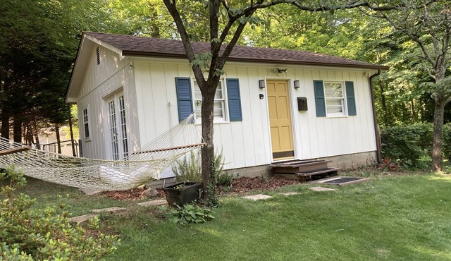 Relaxing Cottage close to everything! Perfect for 2!Wi-Fi, Keurig,Outside space!