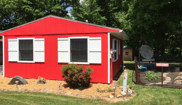 Relaxing Cottage Nestled on Lake Freeman with Private Beachfront & Pool