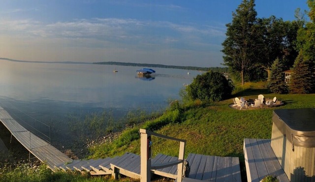 Relaxing cottage on Burt Lake