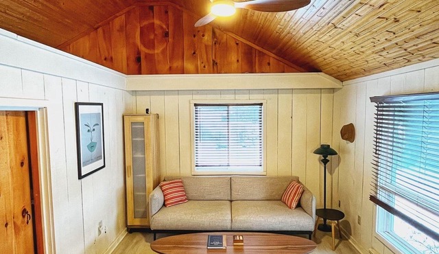 Relaxing cottage on the shores of Upper Rideau Lake.
