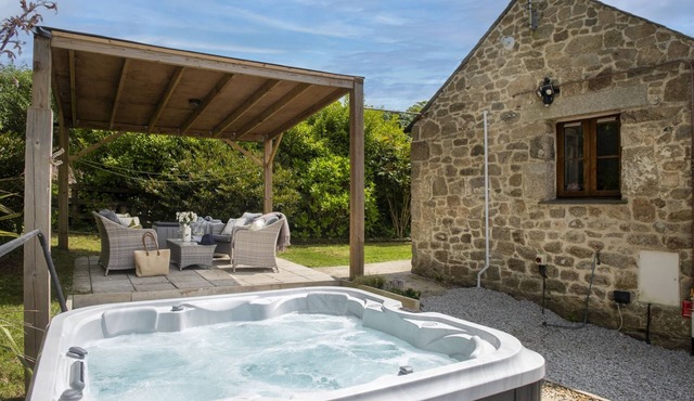 Relaxing cottage stay with a hot tub and Wi-Fi