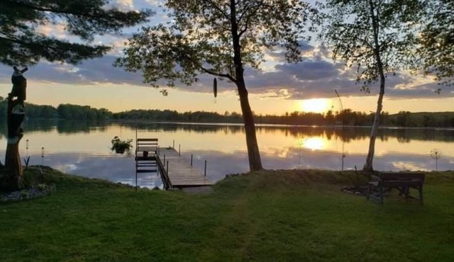 Relaxing Cottage Steps From the Lake