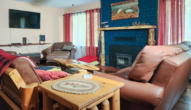 Relaxing cottage w/firepit, grill, private deck & cable blocks from white river