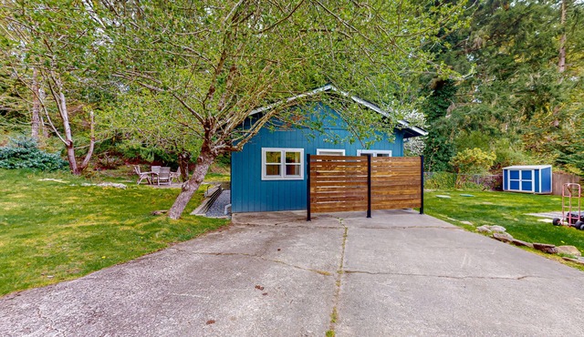 Relaxing cottage with fishing gear, fireplace, gas grill, patio, & kitchenette