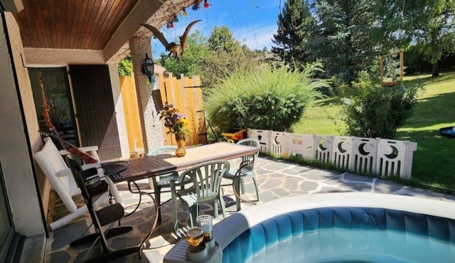 Relaxing country house with jacuzzi and games room