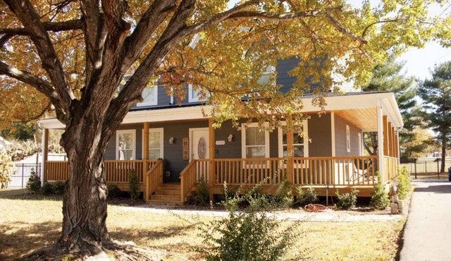 Relaxing Country Home, Huge Fenced Yard, Backyard Gazebo Bar , Griddle & Hot Tub
