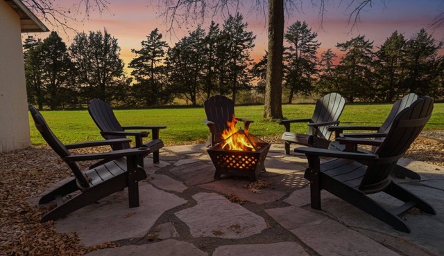 Relaxing Country Hideaway on the Edge of Lawrence - Minutes to Mass Street!