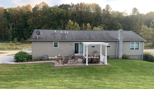 Relaxing Country Home in Ohio! Newly Furnished! Family Friendly!