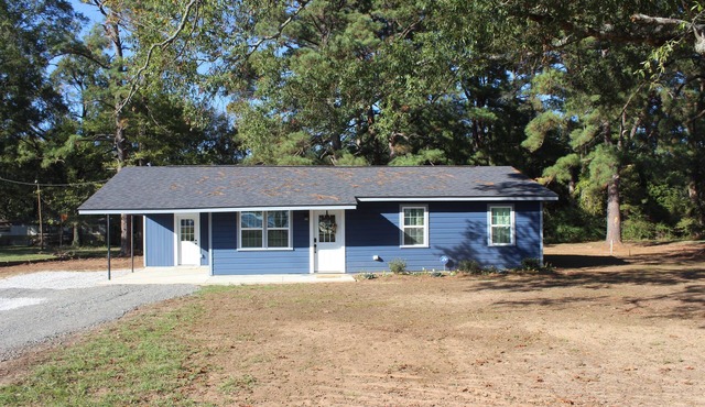Relaxing country home 2 minutes from Caddo Lake! Pet Friendly!