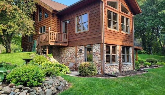 Relaxing Country Log House on 65 wooded acres