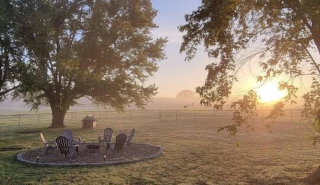 Relaxing country side stay with lots of lake and river activities close by.