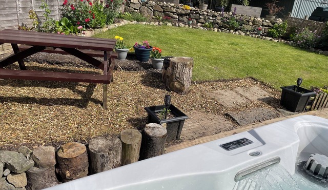 Relaxing countryside home with stunning views and hot tub