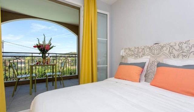 Relaxing Couple Room Ideal for Riviera Getaway w/Outdoor Space | Swimming Pool