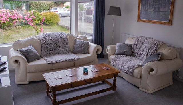 Relaxing & Cozy 3-bedroom home: Parking, Pets, PS4