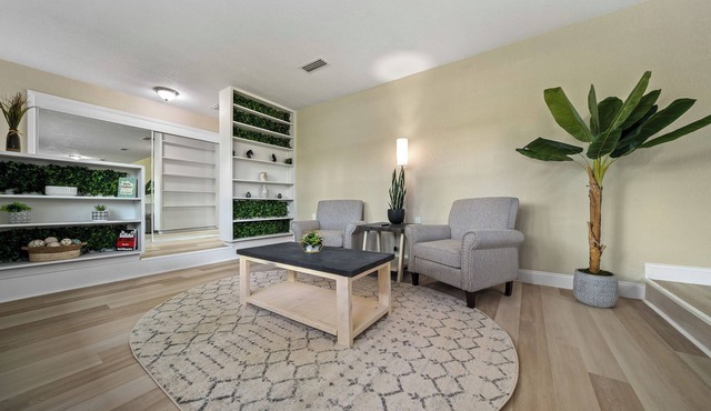 Relaxing, Cozy 3 BR King Suite Pool Home! Modern finishings & Design!