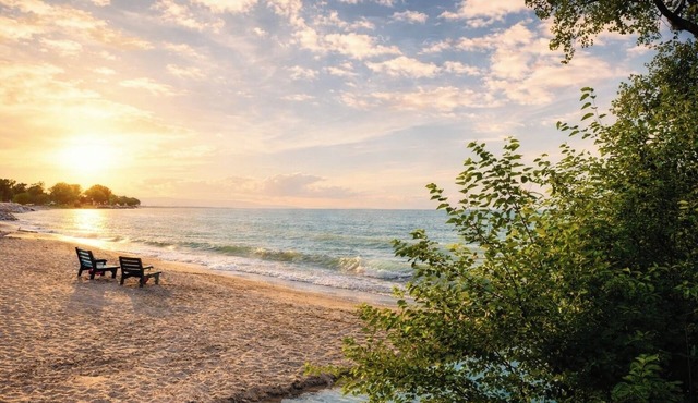 Relaxing Cozy Getaway! Only 300 Feet To The Beach!