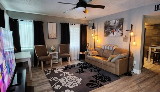 Relaxing Cozy White House Near Northtown Mall