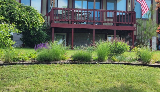 Relaxing Crystal Lake Cottage Retreat - Minutes to the Beach, & Downtown Beulah