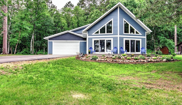 Relaxing Custom Built Lakefront Retreat with Private Dock!