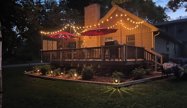 Relaxing Delavan home across street from lake sleeps 10, 4 bedrm.Dogs welcome!