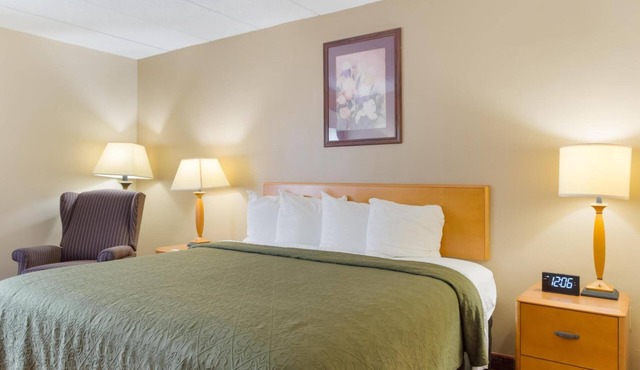 Relaxing Deluxe King Room near Bally's Twin River Lincoln | Free Bfast & Parking