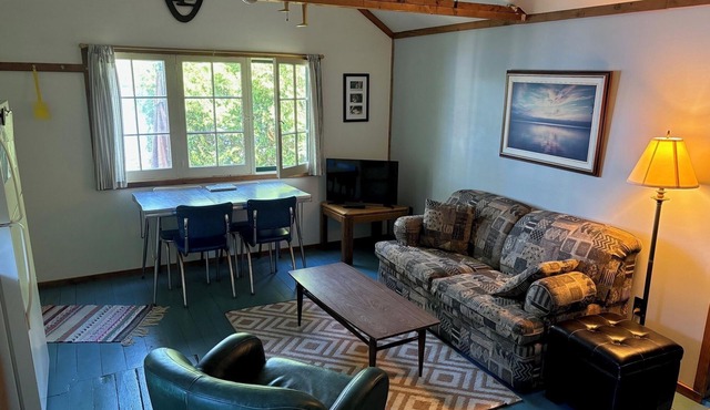 Relaxing Dog Daze Cottage Retreat at the Lake Edge Cottages!